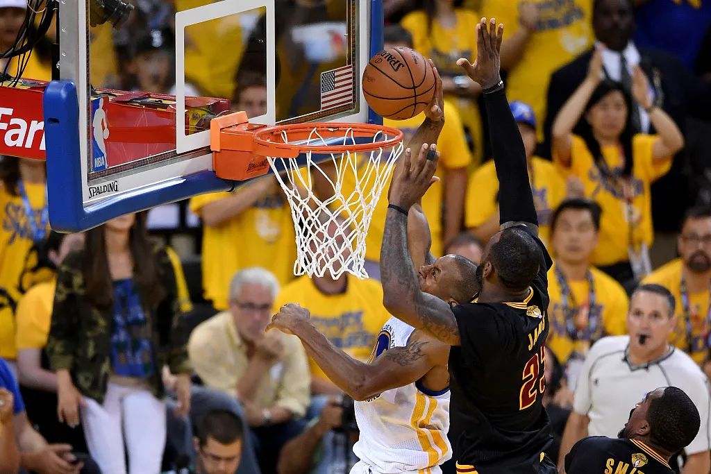 nba球星为什么都这么高(詹姆斯是如何成为NBA首位现役十亿级别富翁的？)