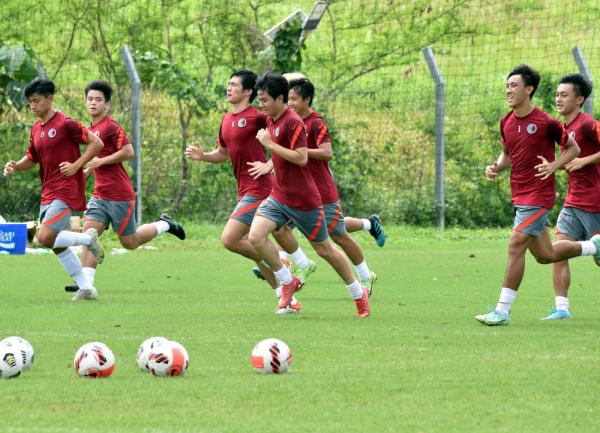 香港哪里看足球直播(以晋级亚洲杯为目标！——专访中国香港足球总会副主席霍启山)