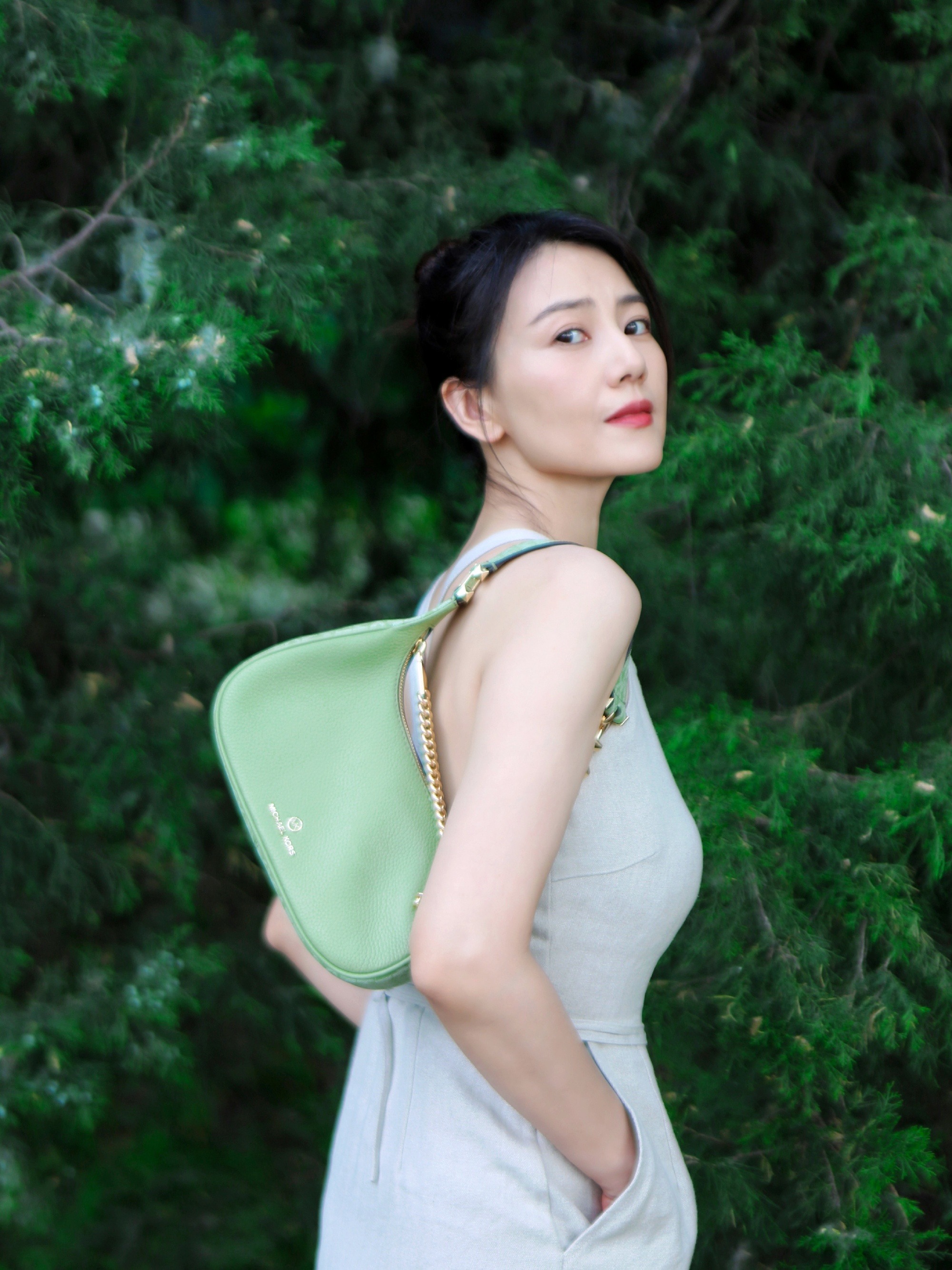 高圆圆森系夏日随拍 慵懒丸子头女神感十足