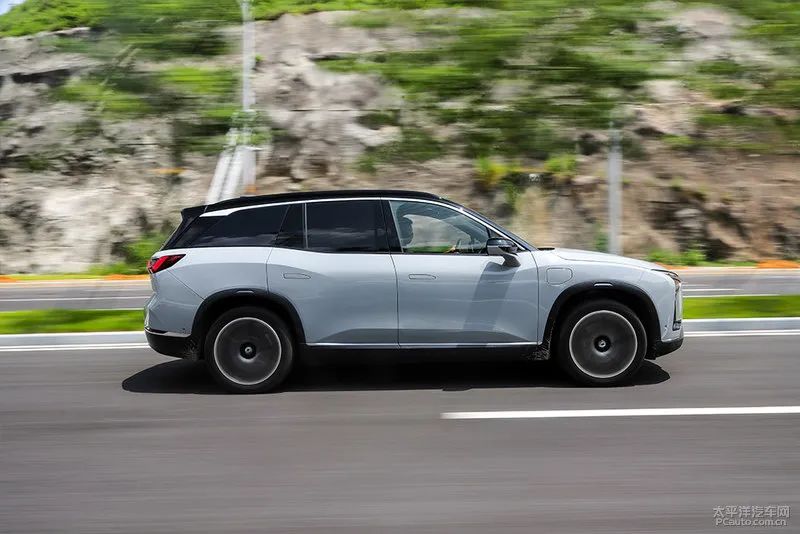 超5米车长、4.9s破百...两款SUV都这么强！蔚来ES8能赢凯迪拉克？