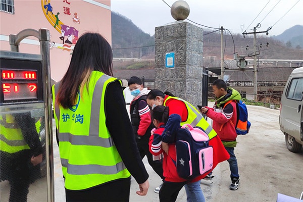 宁陕县华严小学:爱心护学岗上的最美“荧光绿”(图2)