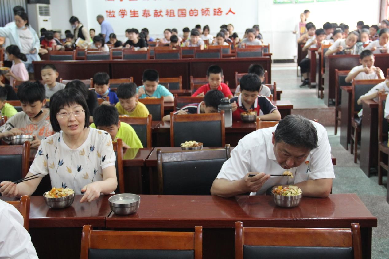 镇平县：调研陪餐常态化，守护师生“舌尖上”的安全