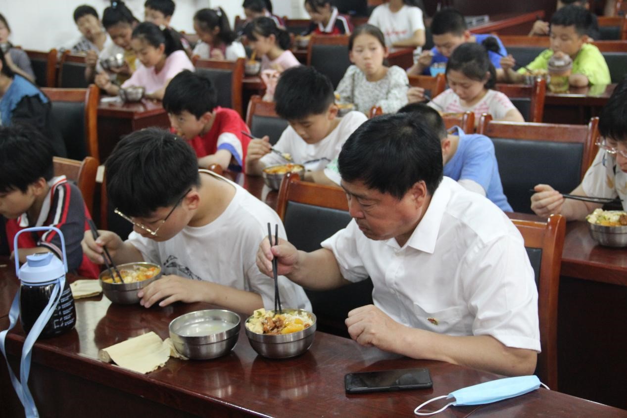 镇平县：调研陪餐常态化，守护师生“舌尖上”的安全