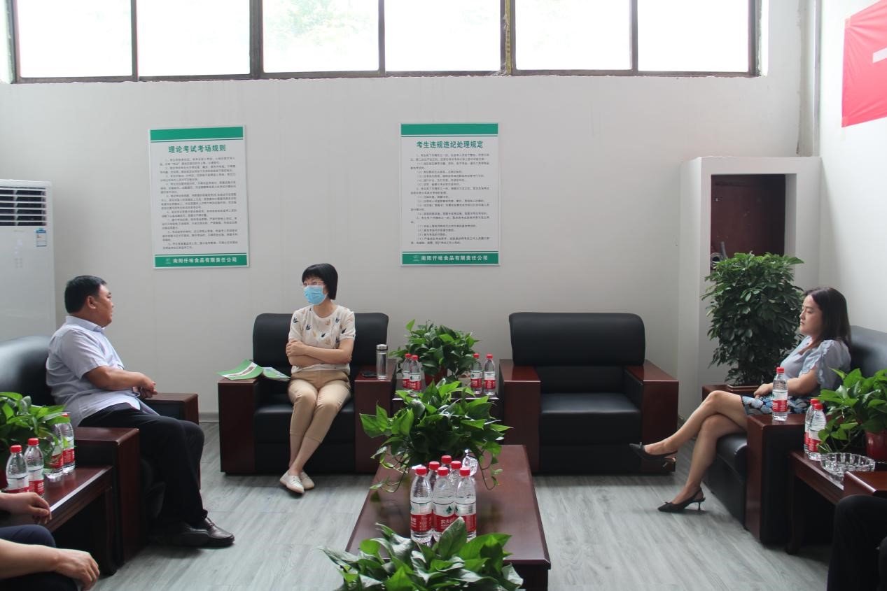 镇平县：调研陪餐常态化，守护师生“舌尖上”的安全