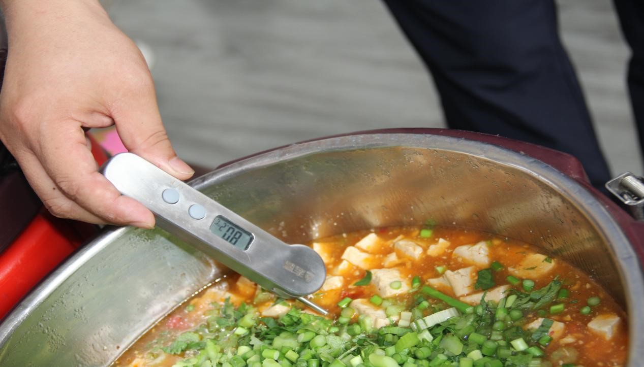 镇平县：调研陪餐常态化，守护师生“舌尖上”的安全