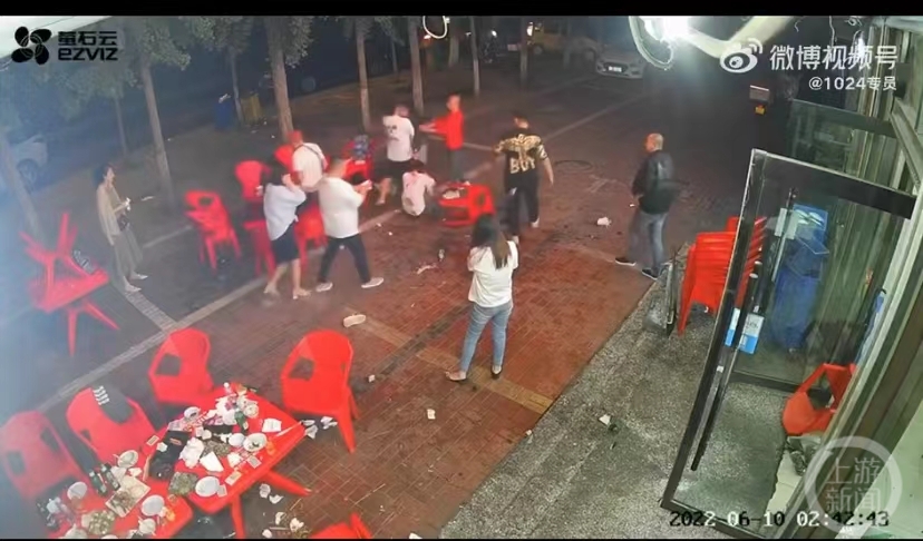 唐山烧烤店打人事件目击者：凶手疑似有目的骚扰，女方没说难听话