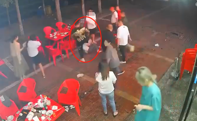 唐山烧烤店打人案更多细节曝光：其中4名嫌疑人疑乘迈巴赫逃窜