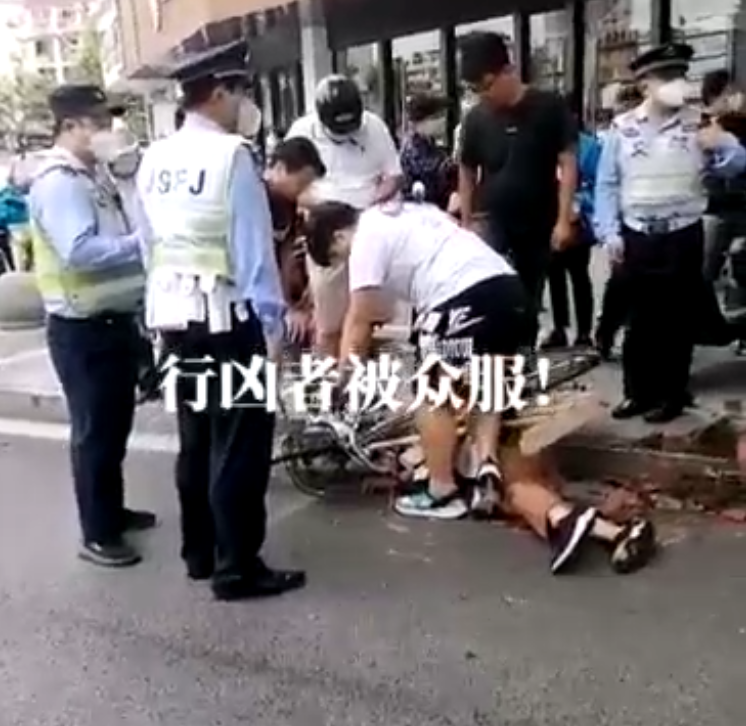 上海金山一男子當街砍人，目擊者：有年輕人騎車撞倒并制服男子