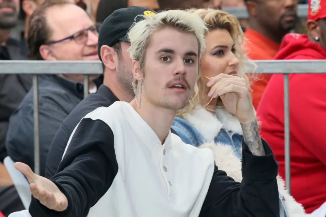 贾斯丁比伯脸瘫？！不能靠脸吃饭，老婆后悔嫁他？