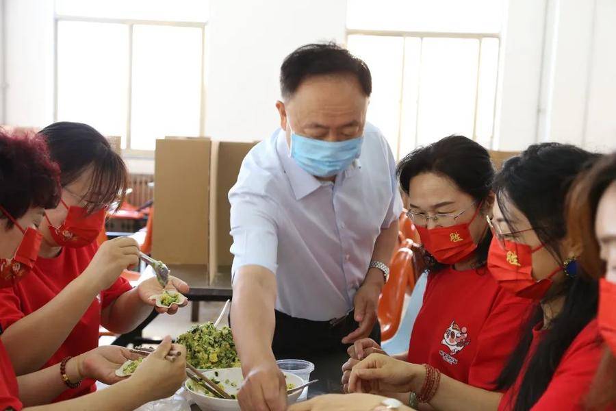 烟台芝罘中学老师包饺子祝福毕业生中考顺利(图2)