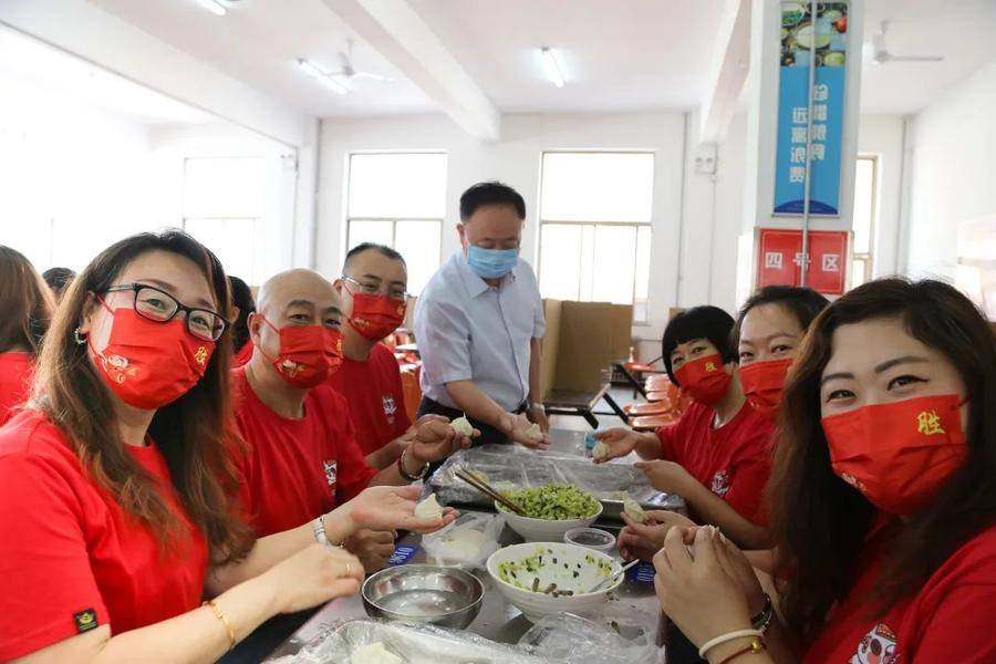 烟台芝罘中学老师包饺子祝福毕业生中考顺利(图4)