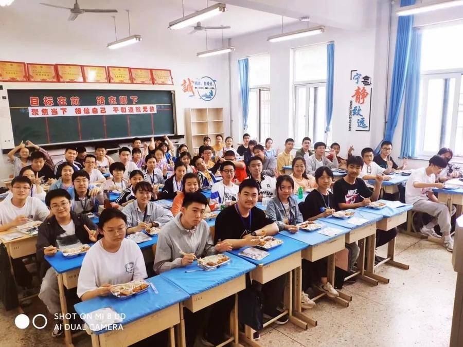 烟台芝罘中学老师包饺子祝福毕业生中考顺利(图7)