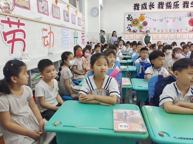 安阳市紫薇小学校园迎来特殊“小客人”(图4)