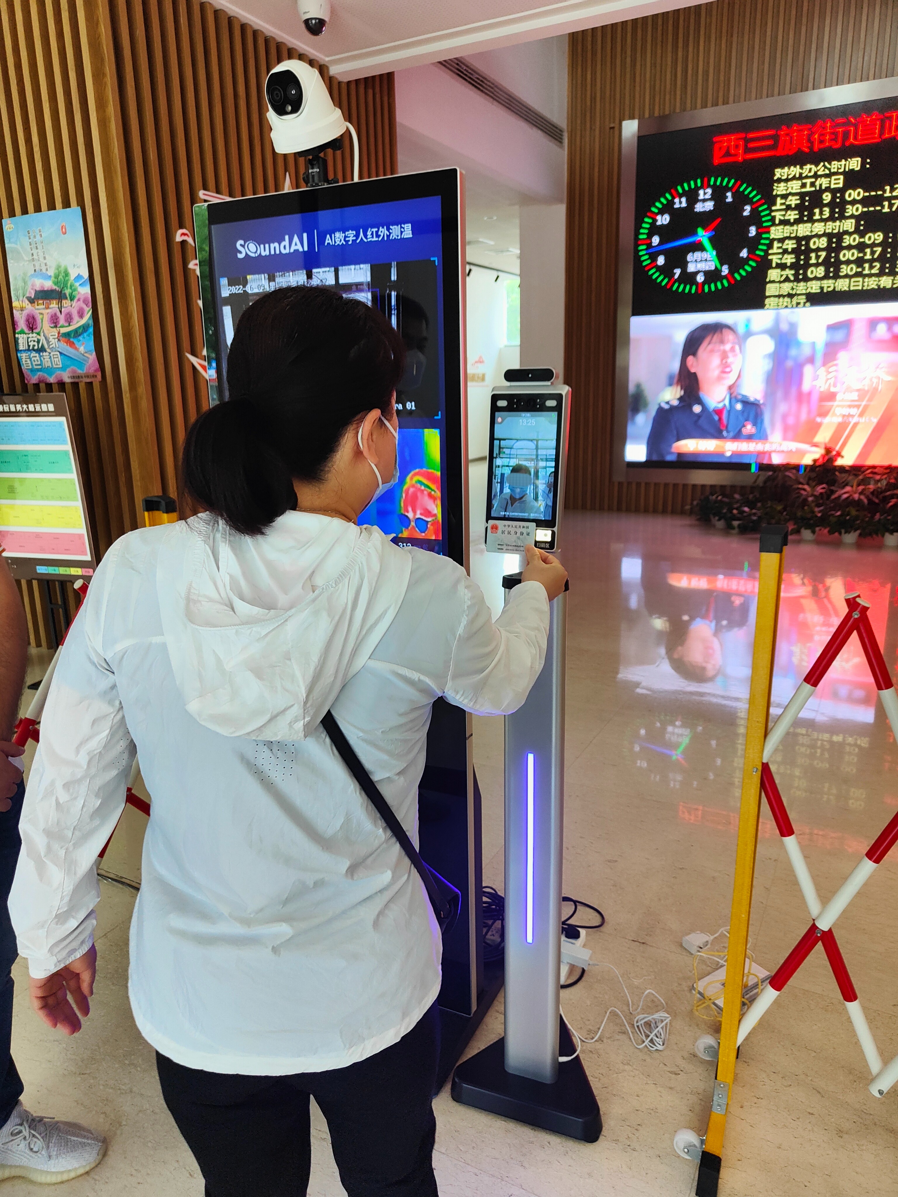 科技加持！刷一下身份证，即可完成“四件套”查验