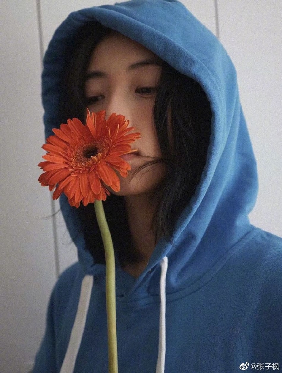 张子枫蓝色卫衣持花对镜摆pose 眼神清澈文艺范小少女