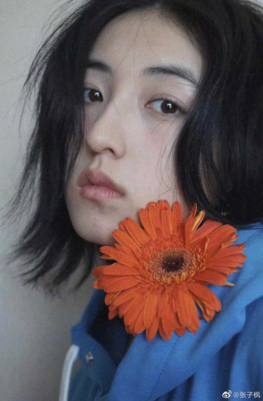 张子枫蓝色卫衣持花对镜摆pose 眼神清澈文艺范小少女