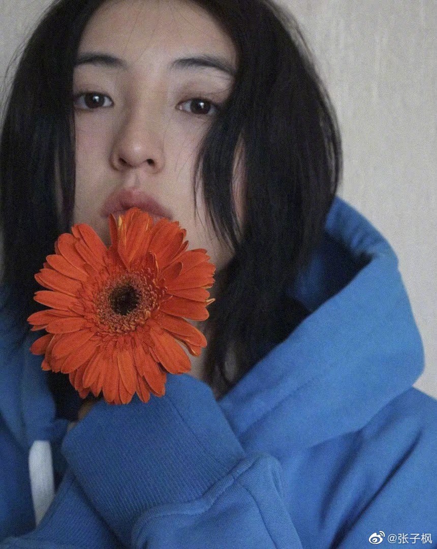 张子枫蓝色卫衣持花对镜摆pose 眼神清澈文艺范小少女