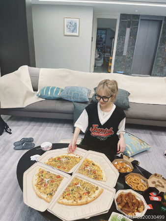 周扬青狂吃大餐还超瘦被质疑立「吃不胖人设」！傻眼：别再纠结