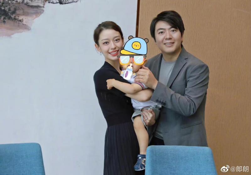 郎朗晒全家福庆生