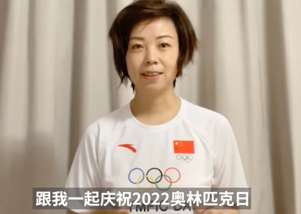 “大魔王”张怡宁挑战遥控器垫球 轻松自如状态满分