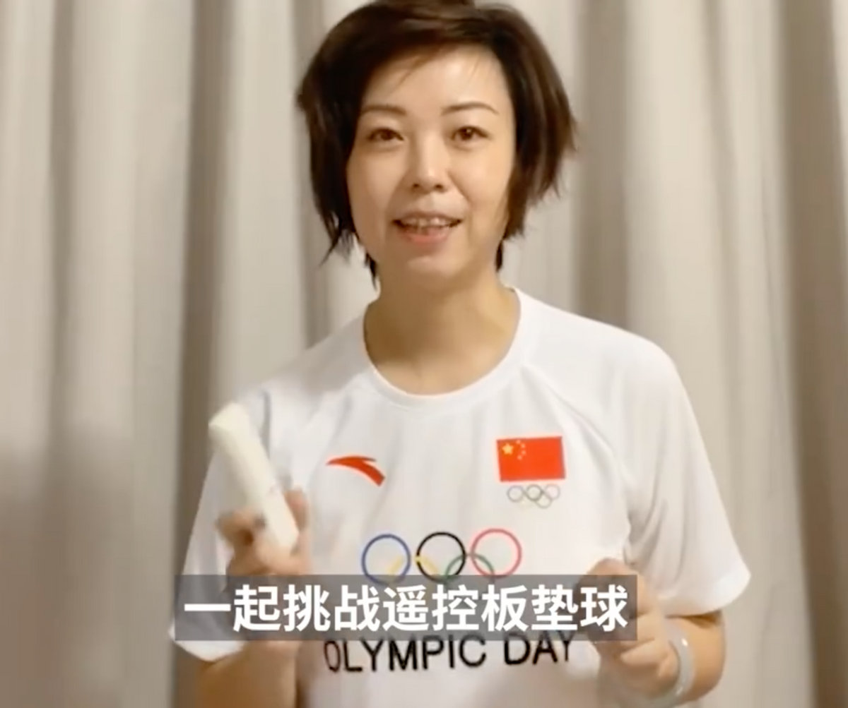 “大魔王”张怡宁挑战遥控器垫球 轻松自如状态满分