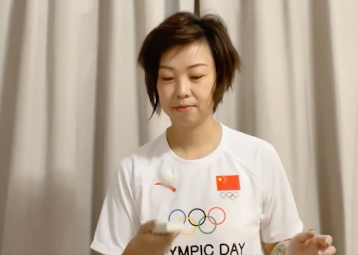 “大魔王”张怡宁挑战遥控器垫球 轻松自如状态满分