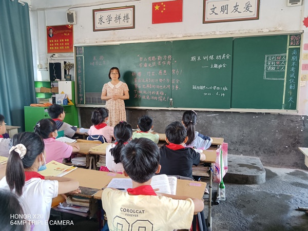 登封颍阳中心小学 卯足干劲求实效(图1)