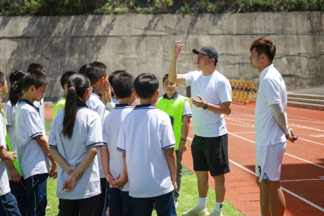 竹溪县实验小学：省足坛名将指导校园足球(图3)