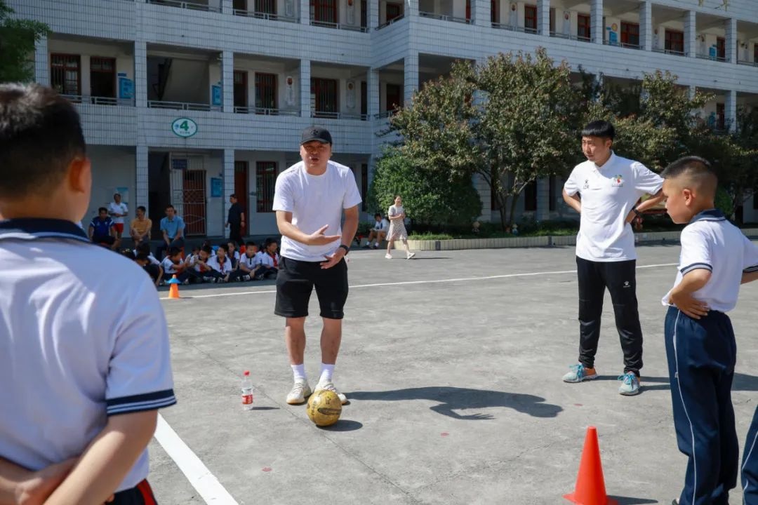 竹溪县实验小学：省足坛名将指导校园足球(图4)