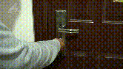 吓人！自己钥匙可以随便打开邻居的门，双方都不淡定了