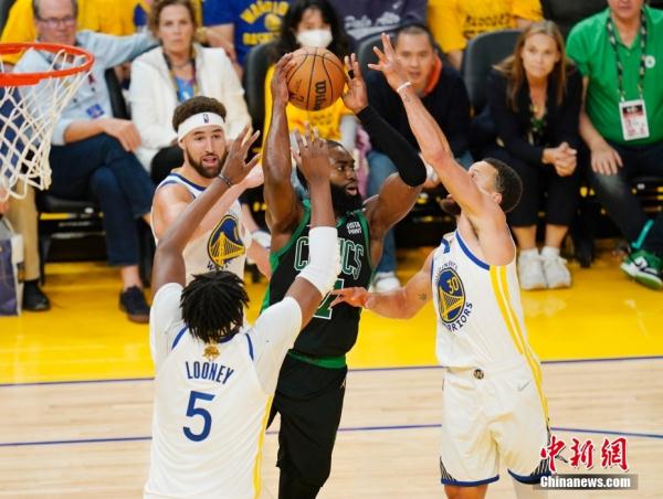 nba球员为什么要拿冠军(勇士队时隔四年重夺NBA总冠军 库里摘得FMVP)