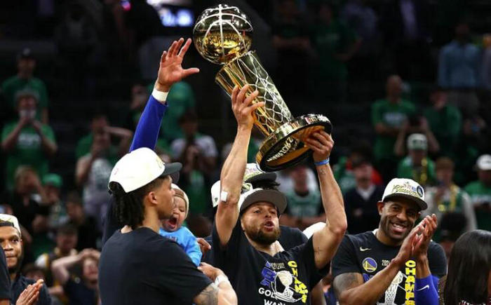 NBA最佳颁奖典礼(勇士颁奖典礼大图：库里高举奖杯，威金斯露纯真笑容)