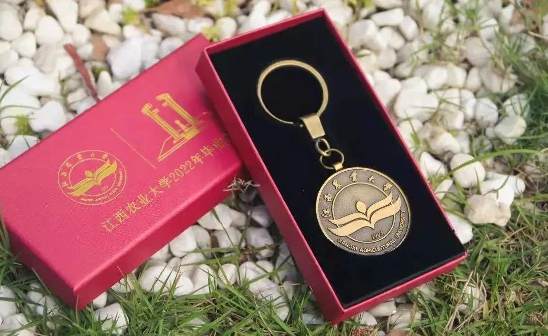 这些高校的毕业礼物，真的太暖了！看看你最喜欢哪一款？