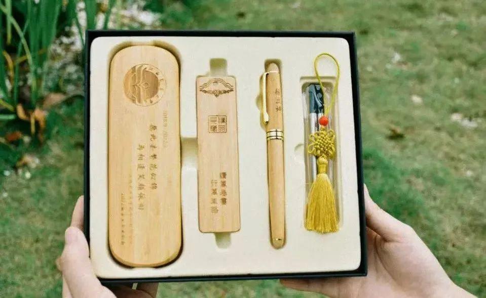 这些高校的毕业礼物，真的太暖了！看看你最喜欢哪一款？