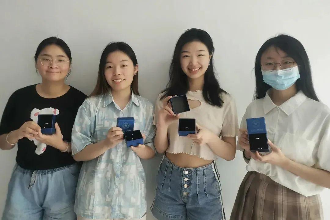 这些高校的毕业礼物，真的太暖了！看看你最喜欢哪一款？