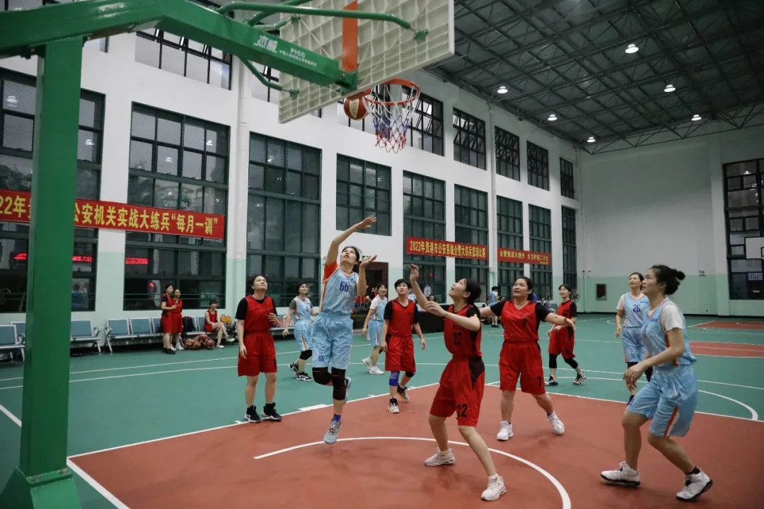 贵港哪里有篮球比赛看(冠军之夜！警营“警”彩“篮”不住——“喜迎二十大 忠诚保平安”2022年贵港市公安系统全警大练兵篮球赛完美收官)