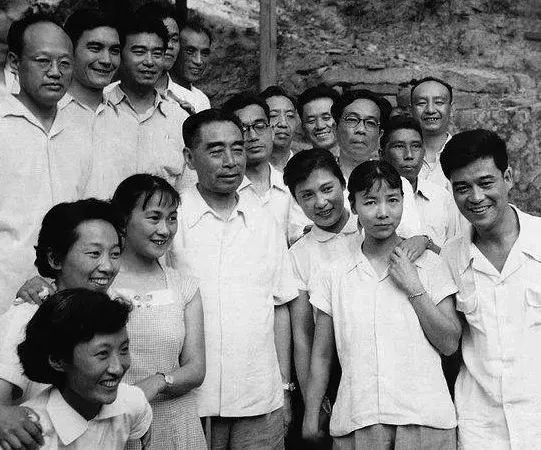 新娱录｜一张照片卖了71万张，一代国人都是粉丝，他们才是真正的顶流