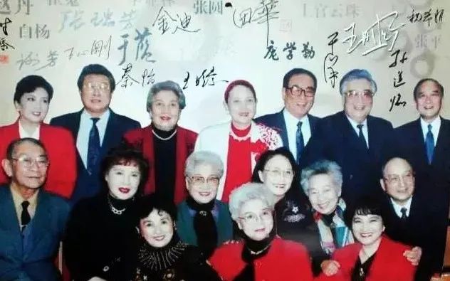 新娱录｜一张照片卖了71万张，一代国人都是粉丝，他们才是真正的顶流