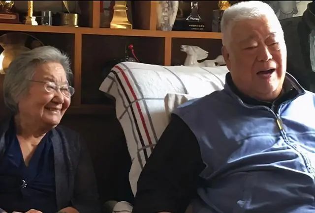 新娱录｜一张照片卖了71万张，一代国人都是粉丝，他们才是真正的顶流