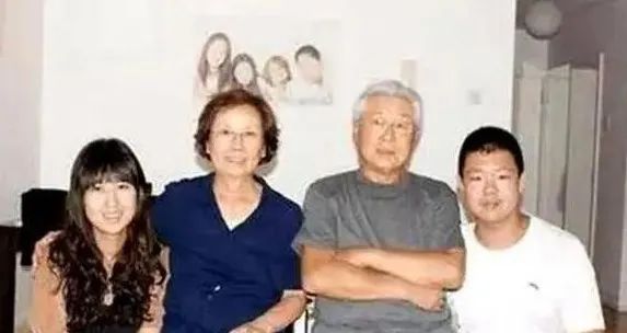 新娱录｜一张照片卖了71万张，一代国人都是粉丝，他们才是真正的顶流