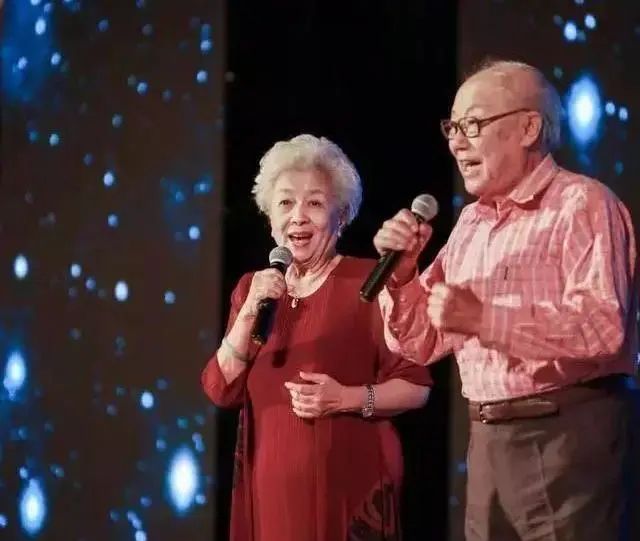 新娱录｜一张照片卖了71万张，一代国人都是粉丝，他们才是真正的顶流