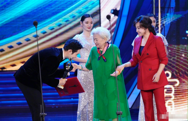 新娱录｜一张照片卖了71万张，一代国人都是粉丝，他们才是真正的顶流