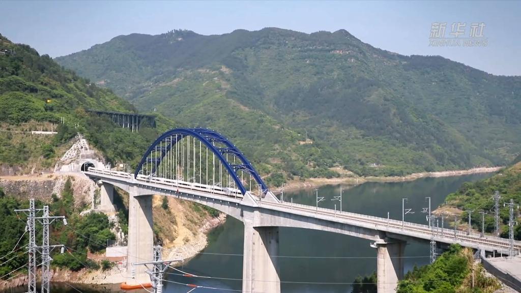 “一桥一江景，一隧一峡光”坐上郑渝高铁看不一样的三峡