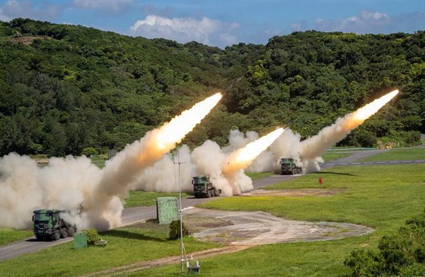 台軍演習重大意外！ 台灣自己研發的雷霆2000火箭發射中爆炸