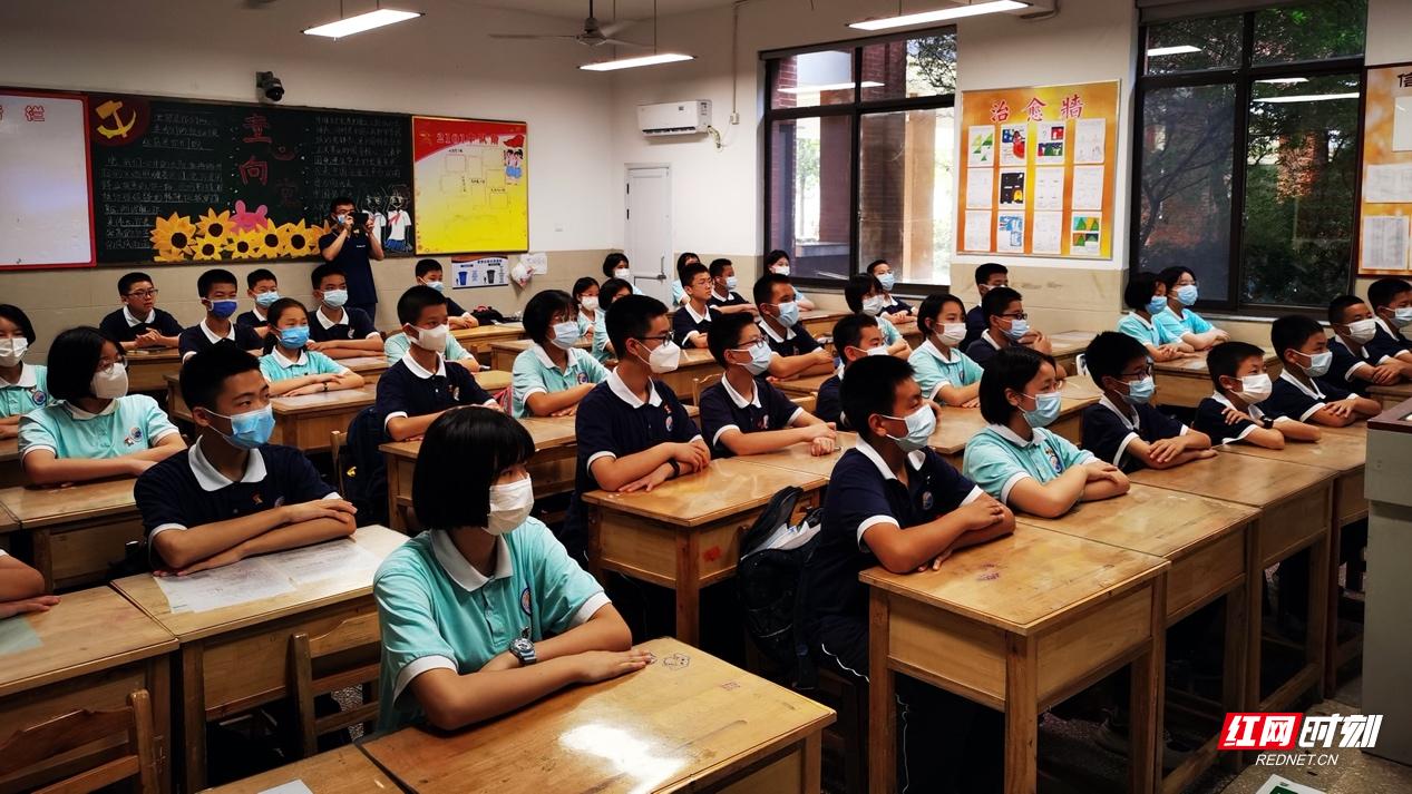 長沙市長郡雙語實(shí)驗(yàn)中學(xué):體驗(yàn)“芯”科技(圖2) 長沙市長郡雙語實(shí)驗(yàn)中學(xué):體驗(yàn)“芯”科技(圖2)