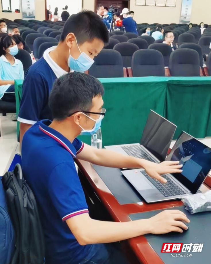 長沙市長郡雙語實(shí)驗(yàn)中學(xué):體驗(yàn)“芯”科技(圖3) 長沙市長郡雙語實(shí)驗(yàn)中學(xué):體驗(yàn)“芯”科技(圖3)