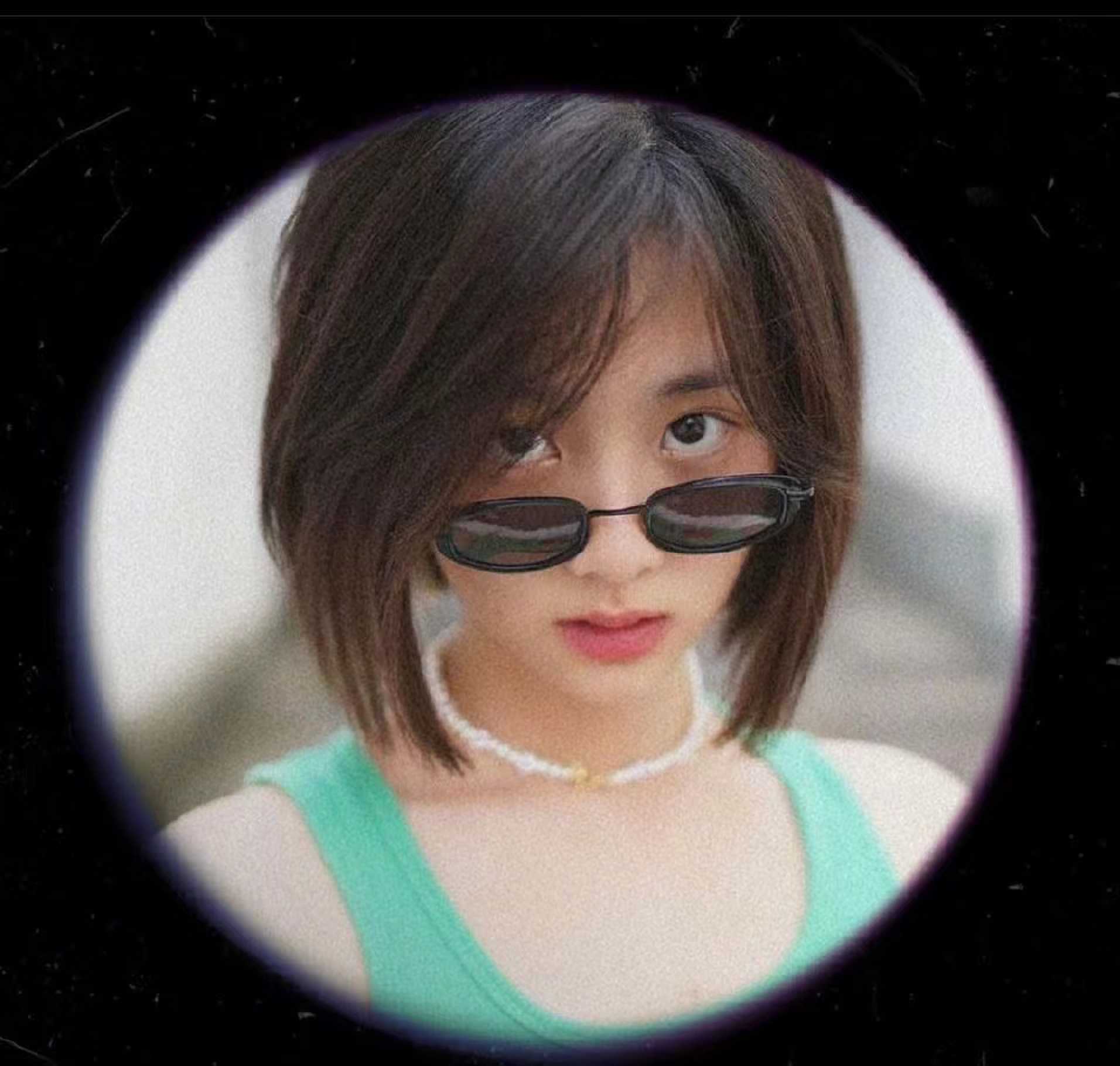 黄磊女儿黄多多晒，短发墨镜酷飒，侧颜五官精致立体像小精灵