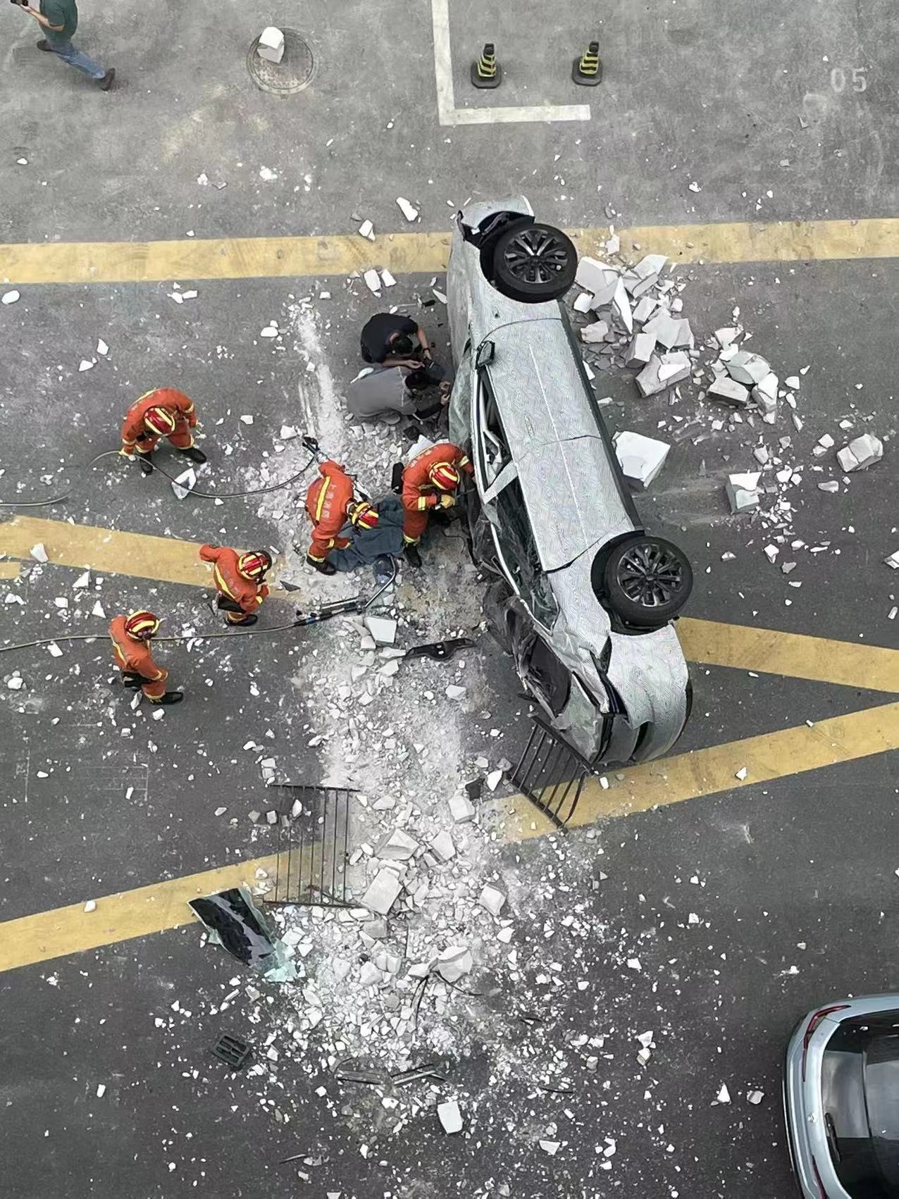蔚来测试车辆从高楼冲出坠落，两名试车员身亡，自动驾驶系统负责人不久前离职