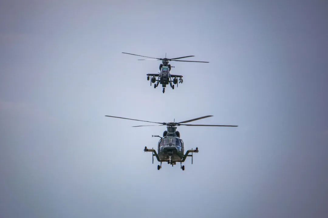 东南海域，陆军直升机超低空机动突防