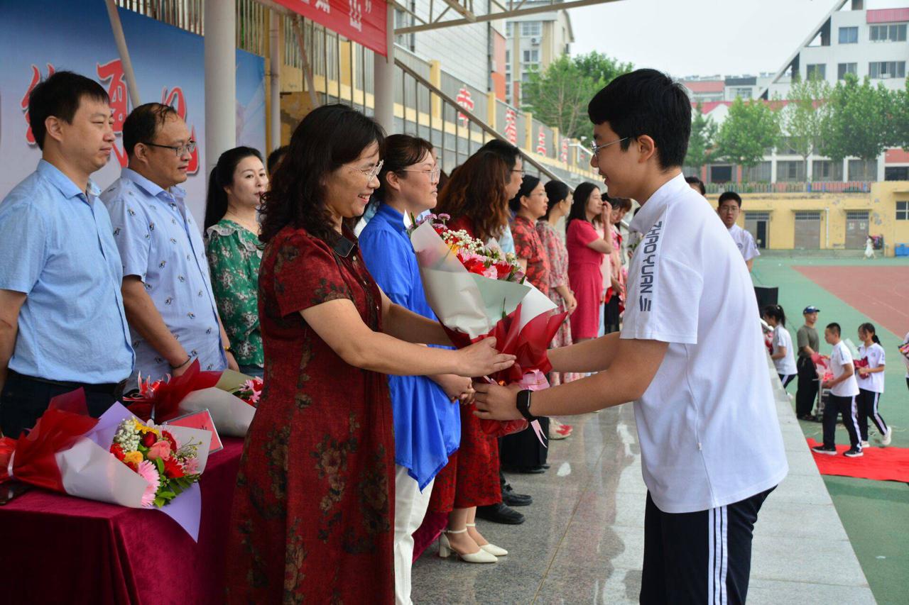 招远市泉山学校“青春不散场 师生永同心”毕业典礼(图1)